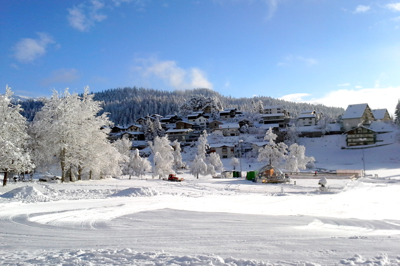 Das Iglu und die Eisbahn am Laaxer See